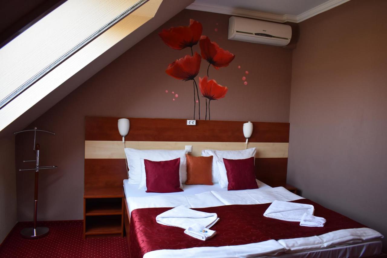 Libra Hotel Veresegyhaz Bagian luar foto